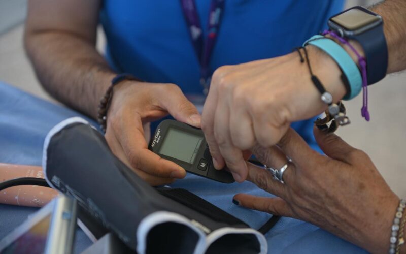 Brinda Estado servicios médicos y trámites gratuitos en Feria de la Salud en Ciudad Juárez