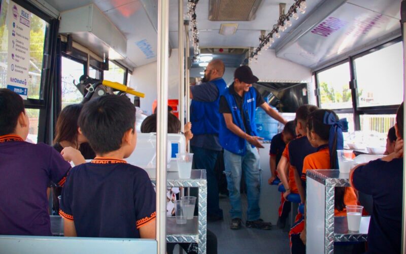 Lleva comedor móvil de NutriChihuahua platillos a niñas y niños de la Primaria César Augusto Sandino