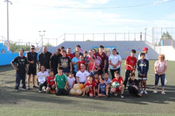 Cumple Marco Bonilla con vecinos de Villa Juárez; llevan el programa “Manos a la Cancha”