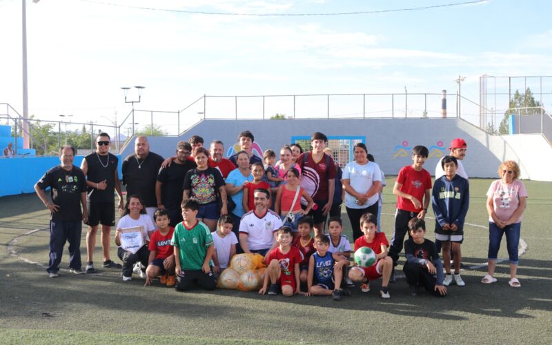 Cumple Marco Bonilla con vecinos de Villa Juárez; llevan el programa “Manos a la Cancha”