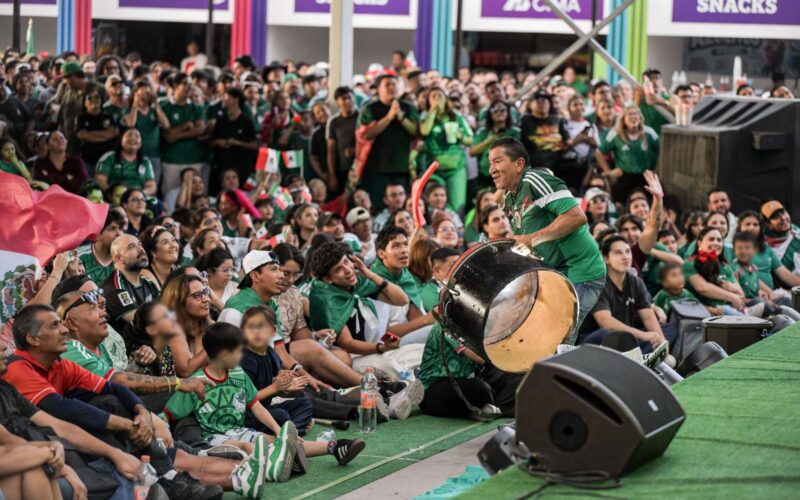 Disfrutan chihuahuenses del segundo partido de la Selección Mexicana en la Fiesta Mundialista en Plaza del Ángel