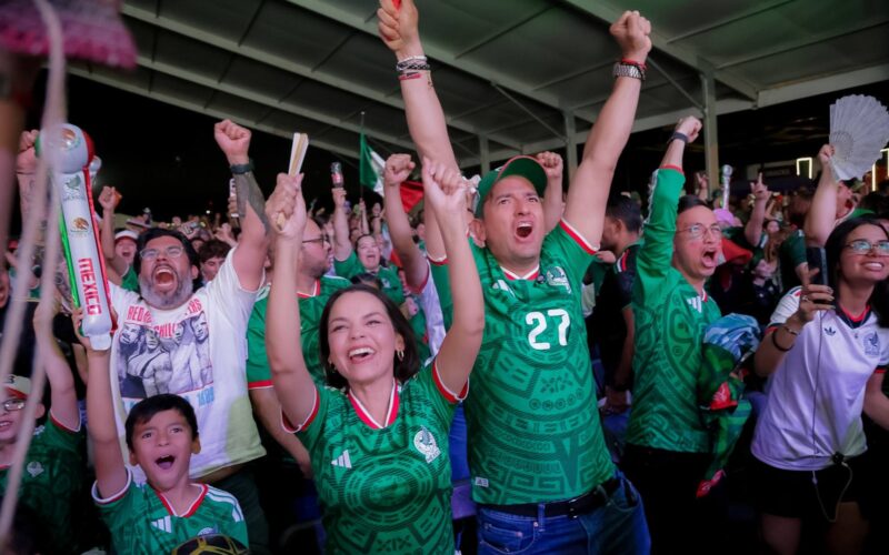 Celebra alcalde Marco Bonilla triunfo de la Selección Mexicana al lado de las familias chihuahuenses
