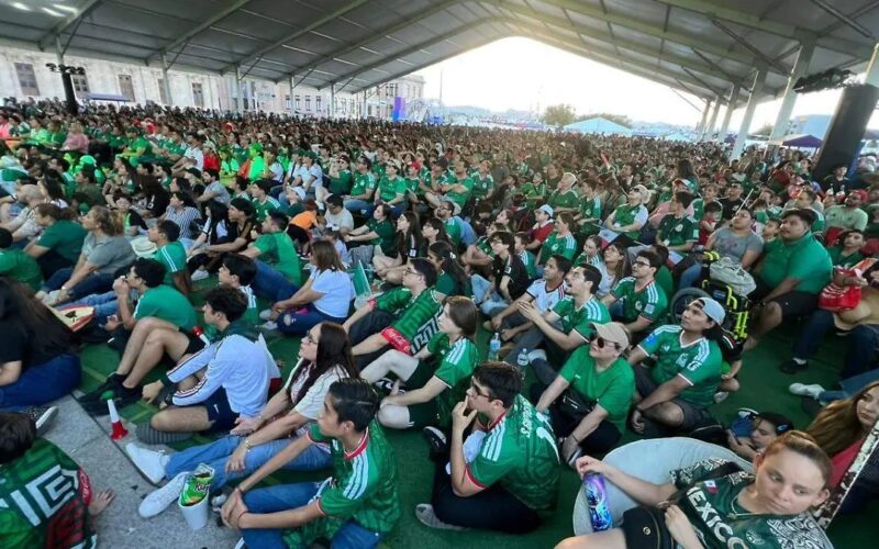 Chihuahua vibra con el Mundial: más de 7 mil aficionados abarrotan el Fan Fest de la Plaza del Ángel