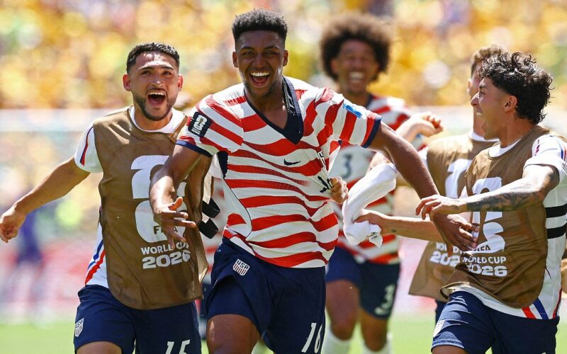 Estados Unidos avanza con autoridad; derrota 2-0 a Australia y asegura su pase