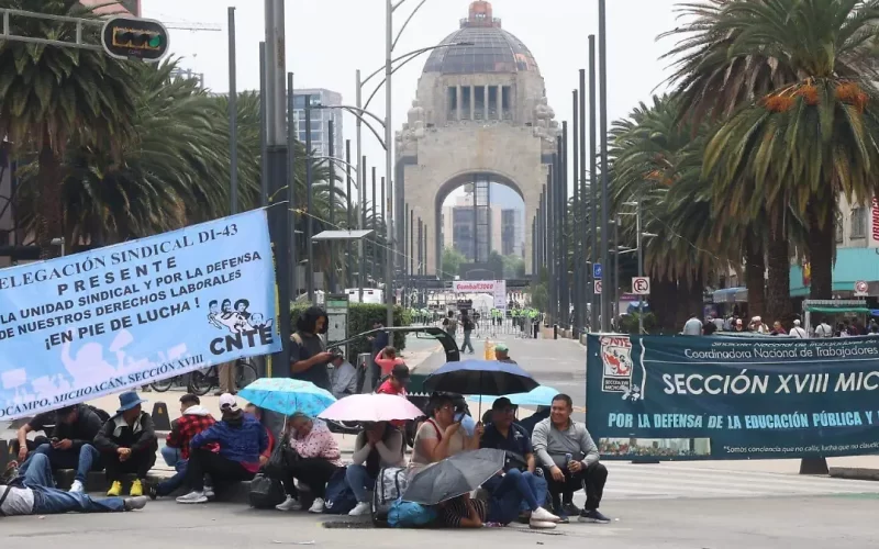 CNTE vuelve a bloquear Reforma, desde el Ángel hasta El Caballito