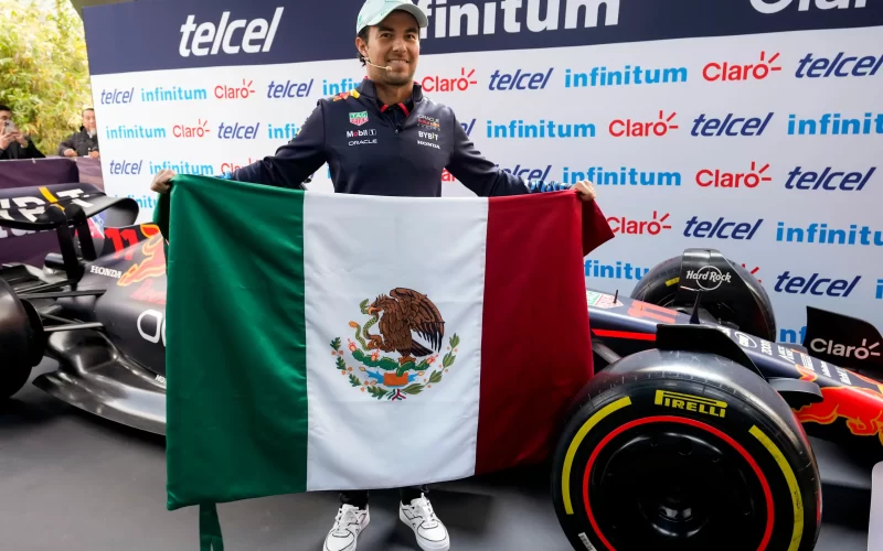 Sergio Pérez terminó en la p 15 en Reino Unido, aunque acaparó las miradas por llevar playera del Tri