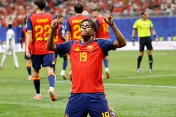 España exhibe su poderío y golea a Austria para avanzar con autoridad