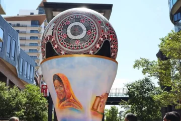Develan en Chihuahua la esfera monumental «Hilos Mágicos de Chihuahua»