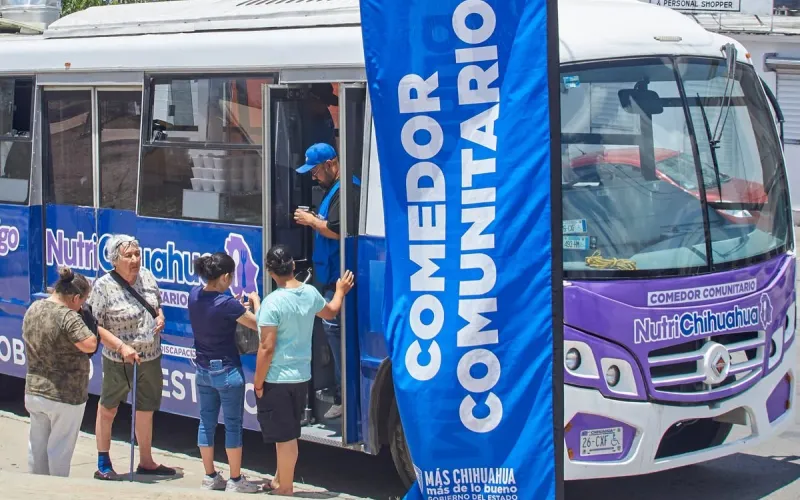 Entrega comedor móvil de NutriChihuahua más de 280 platillos en la colonia Rosario
