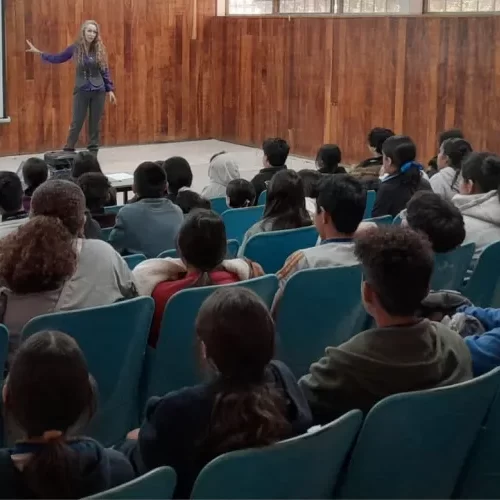 Fomentan acciones de prevención de violencia digital con estudiantes de secundarias
