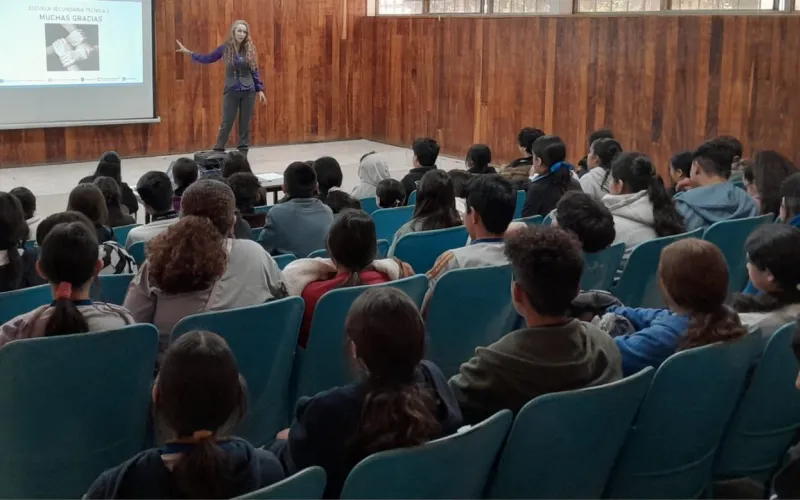 Fomentan acciones de prevención de violencia digital con estudiantes de secundarias