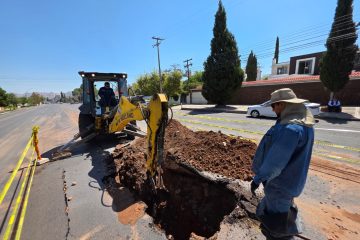 Repara JMAS Chihuahua línea principal de agua potable sobre la avenida Zarco