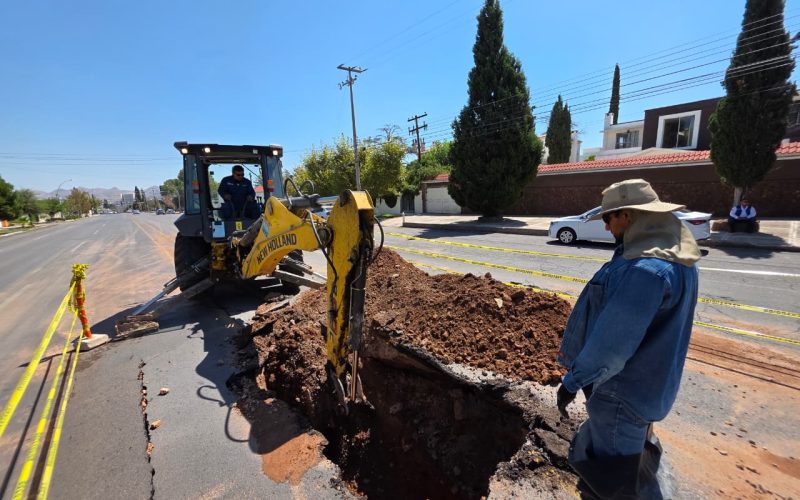 Repara JMAS Chihuahua línea principal de agua potable sobre la avenida Zarco