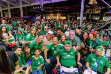 Vive alcalde Marco Bonilla junto a las familias chihuahuenses el pase de México a octavos de final