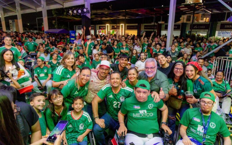 Vive alcalde Marco Bonilla junto a las familias chihuahuenses el pase de México a octavos de final
