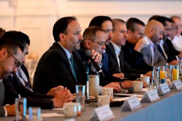 Chihuahua fortalece su competitividad con un transporte moderno y eficiente: Santiago De la Peña ante integrantes de DESEC