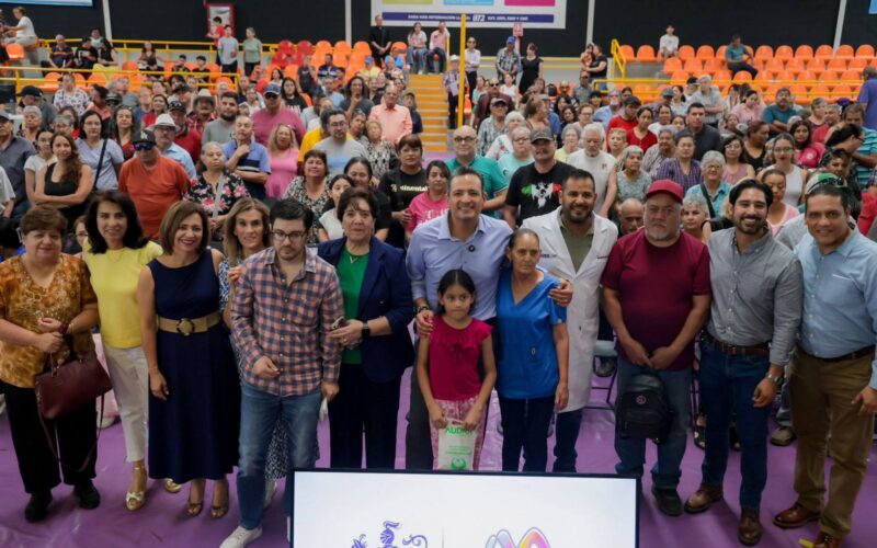 Cumple Marco Bonilla con entrega de 200 aparatos auditivos del programa «Todo Oídos»