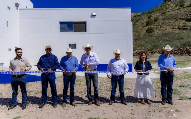 Entrega alcalde Marco Bonilla ampliación del Salón de Usos Múltiples en El Vallecillo