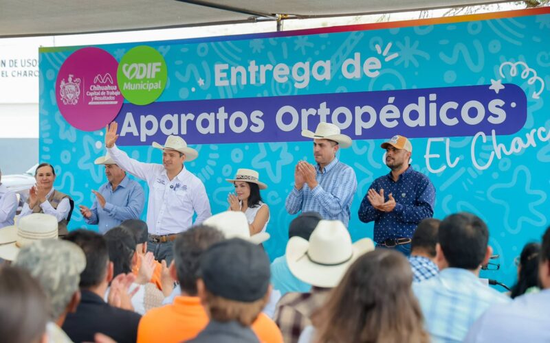 Entrega alcalde Marco Bonilla alimento para ganado, laptops y obras en El Charco