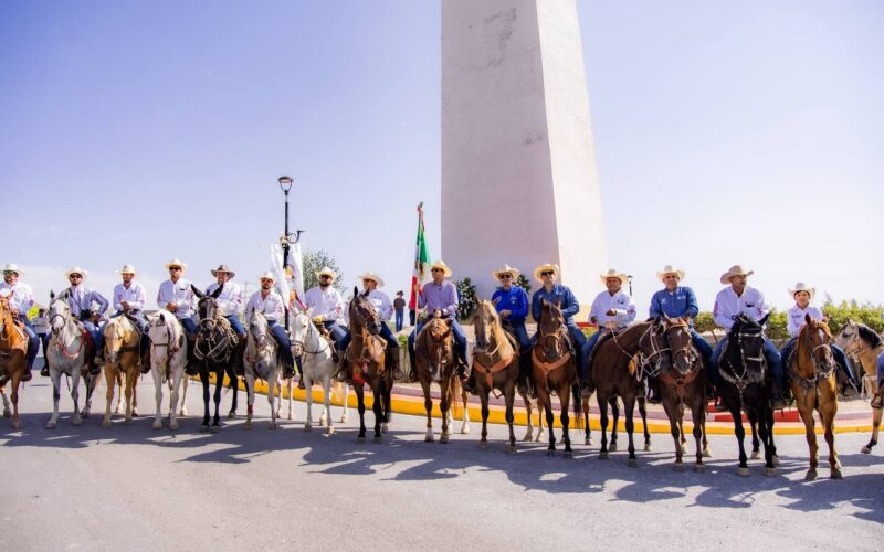 Recibe alcalde Marco Bonilla a jinetes que participan en la Cabalgata Villista 2026