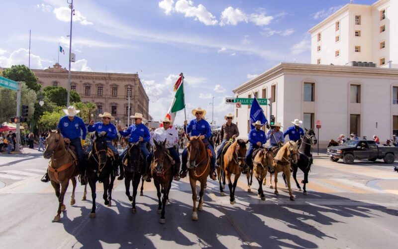 Acompaña alcalde Marco Bonilla a jinetes que participan en la Cabalgata Villista en su último recorrido dentro de la ciudad