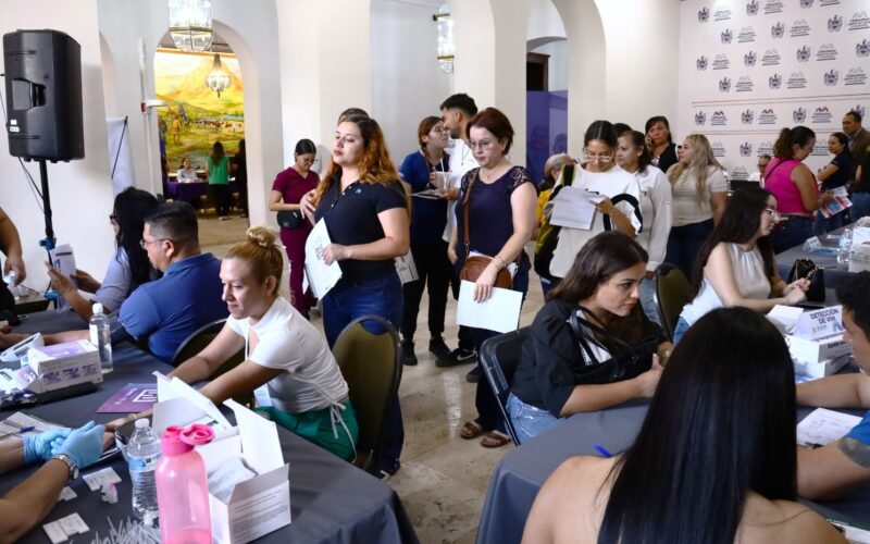 Acercan atención médica a usuarias de la Universidad de las Mujeres con feria de salud