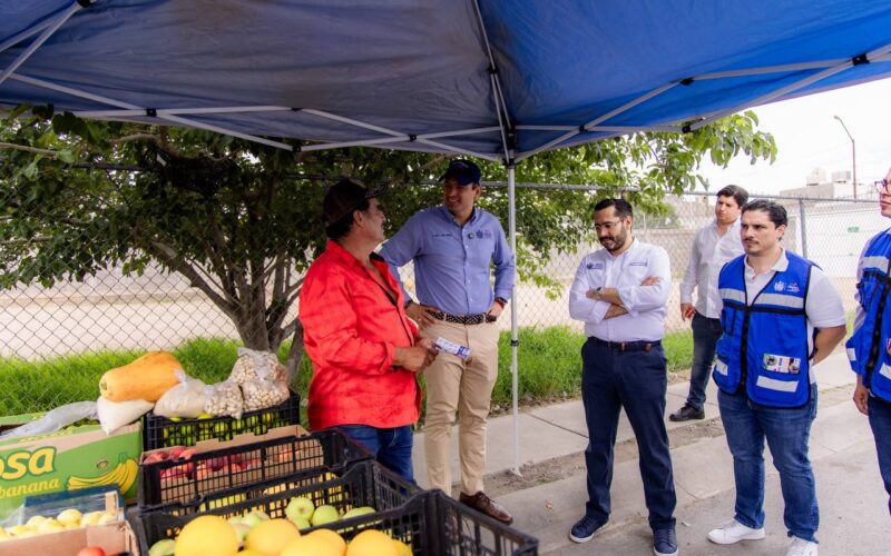 Recorre Marco Bonilla avenida Equus, negocio por negocio para acercar servicios municipales que fortalece la economía local