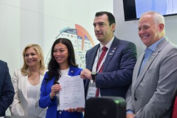 Firma Municipio de Chihuahua hermanamiento con Wichita, Kansas para fortalecer la industria aeroespacial