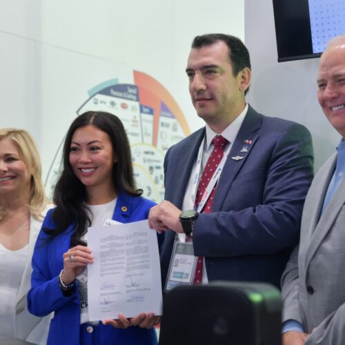 Firma Municipio de Chihuahua hermanamiento con Wichita, Kansas para fortalecer la industria aeroespacial