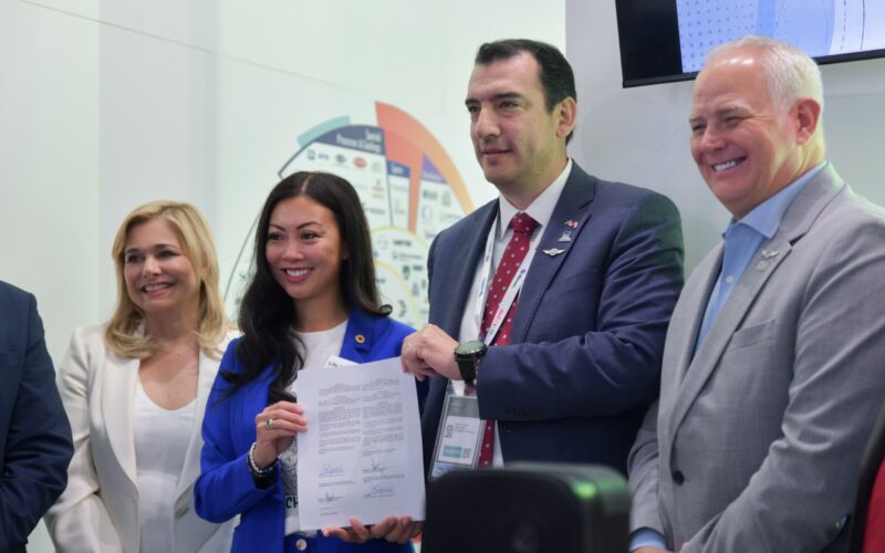 Firma Municipio de Chihuahua hermanamiento con Wichita, Kansas para fortalecer la industria aeroespacial