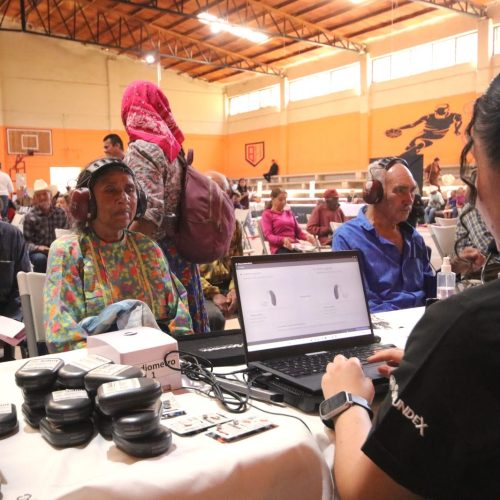 Entrega DIF Estatal auxiliares auditivos y lentes adaptados en la región serrana