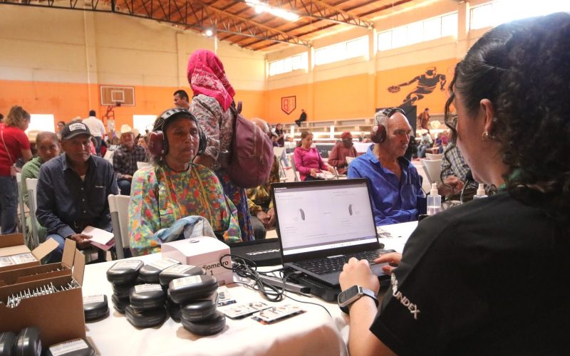 Entrega DIF Estatal auxiliares auditivos y lentes adaptados en la región serrana