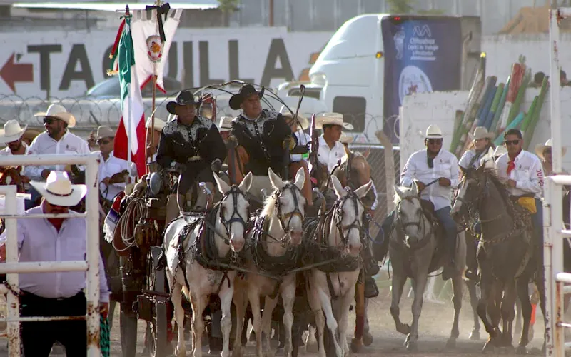 Desfila la Gran Cabalgata Villista por la ciudad de Chihuahua
