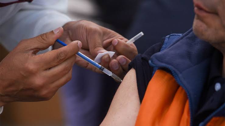 Aplica Salud cerca de 300 vacunas durante jornada en plazas comerciales