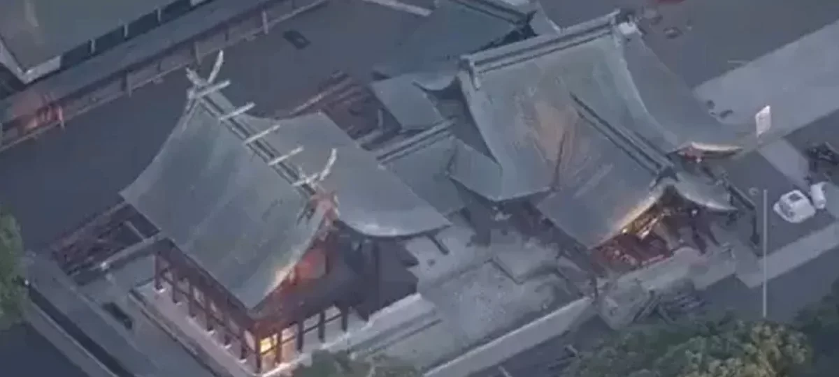 El santuario Yatsushiro se derrumbó durante el terremoto ocurrido en Japón.