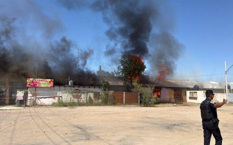 Controla Bomberos incendio en zona habitacional de la colonia Ávalos