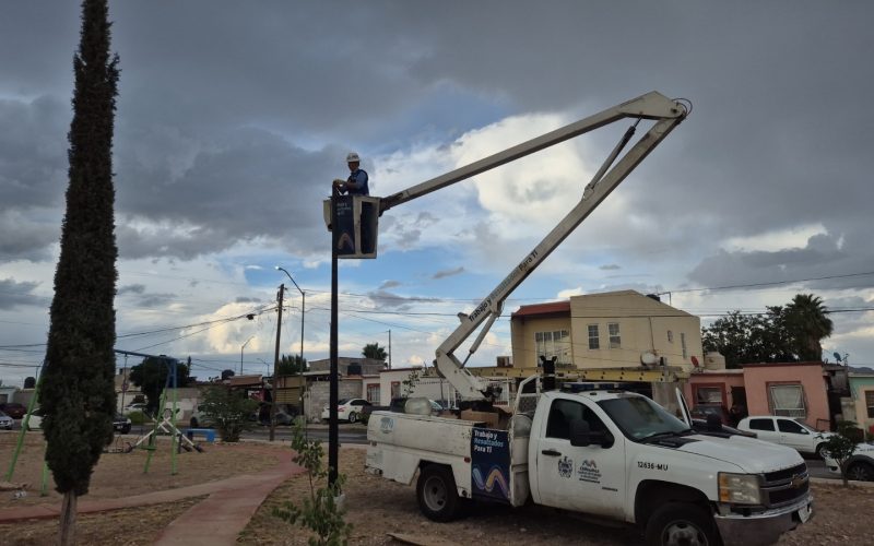 Continúa Municipio modernizando el alumbrado del norte de Chihuahua Capital