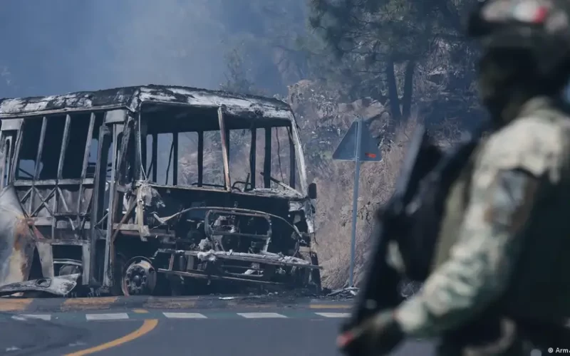 Captura de nueve narcos desata bloqueos y quemas en México