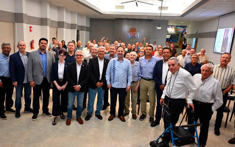 Santiago De la Peña presenta proyectos de movilidad ante el Colegio de Ingenieros Civiles de Chihuahua