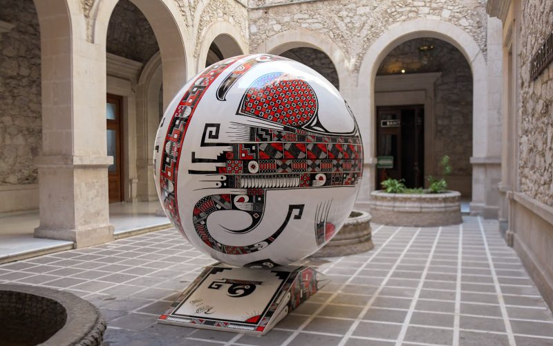 Exhiben esfera gigante de cerámica de Mata Ortiz en Palacio de Gobierno