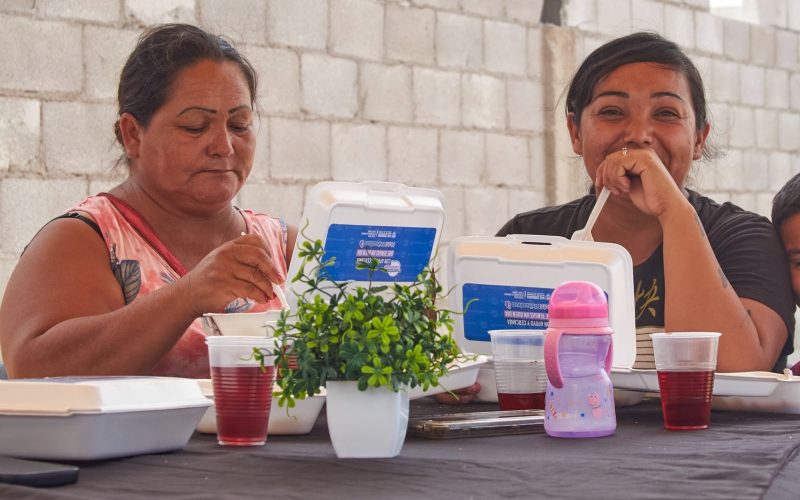 Reciben familias de Los Llanos al comedor móvil de NutriChihuahua