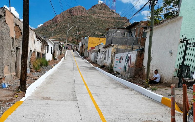 Cumple Marco Bonilla con colonia Popular; concluye pavimentación de la calle 57 1/2