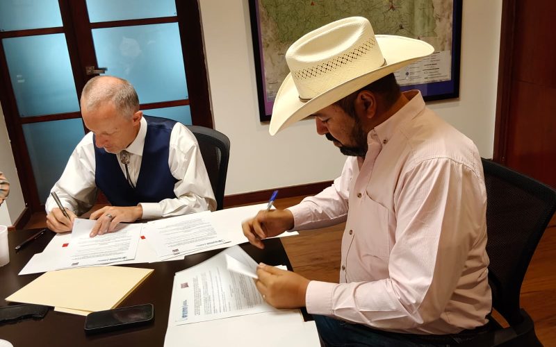 Firman SDR y Universidad Estatal de Nuevo México convenio para impulsar la innovación en el campo