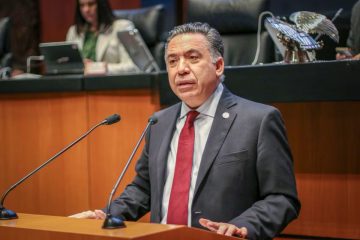 Inzunza rompe con Morena y conserva el escaño en medio de la crisis del rochismo