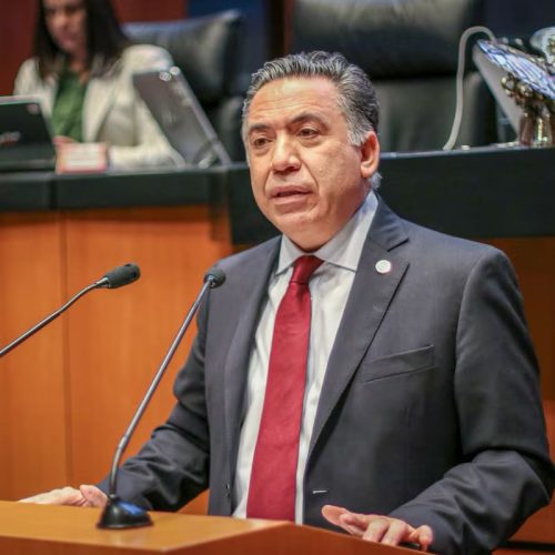Inzunza rompe con Morena y conserva el escaño en medio de la crisis del rochismo