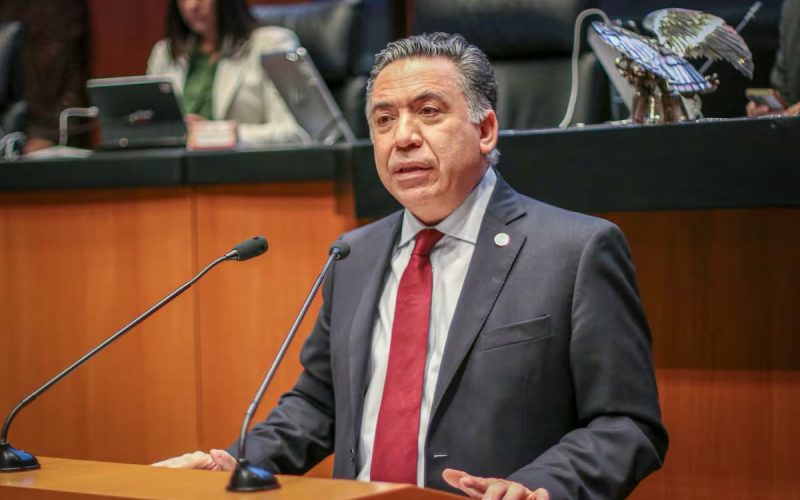 Inzunza rompe con Morena y conserva el escaño en medio de la crisis del rochismo