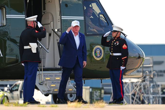 Trump cambió de avión en secreto tras la cumbre de la OTAN en Turquía escondido en un contenedor de ‘catering’ por una amenaza de Irán