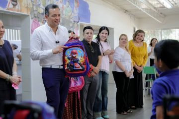 Convive Marco Bonilla con niñas y niños de Granja Hogar y entrega mochilas del Reto Útil