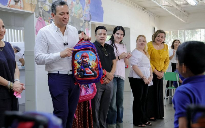 Convive Marco Bonilla con niñas y niños de Granja Hogar y entrega mochilas del Reto Útil