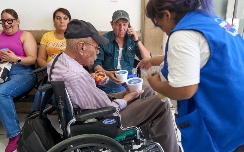 Lleva NutriChihuahua alimento para apoyar a familias en el Hospital Central